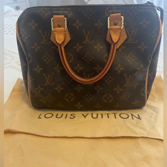 Louis Vuitton
LV Monogram Speedy 25 2007 - Picture 4 of 17